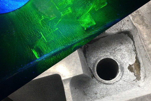 diagonale Teilung, oben: Grün fluoreszierender Werkstoff unter UV-Licht mit sichtbaren Rissen oder Anzeigen, rechts bläuliche Lichtquelle, typisches Bild aus der Eindringprüfung in der Werkstoffprüfung, unten: Nahaufnahme eines Metallbauteils, zeigt eine runde Bohrung und leichte Gebrauchsspuren auf der Oberfläche.