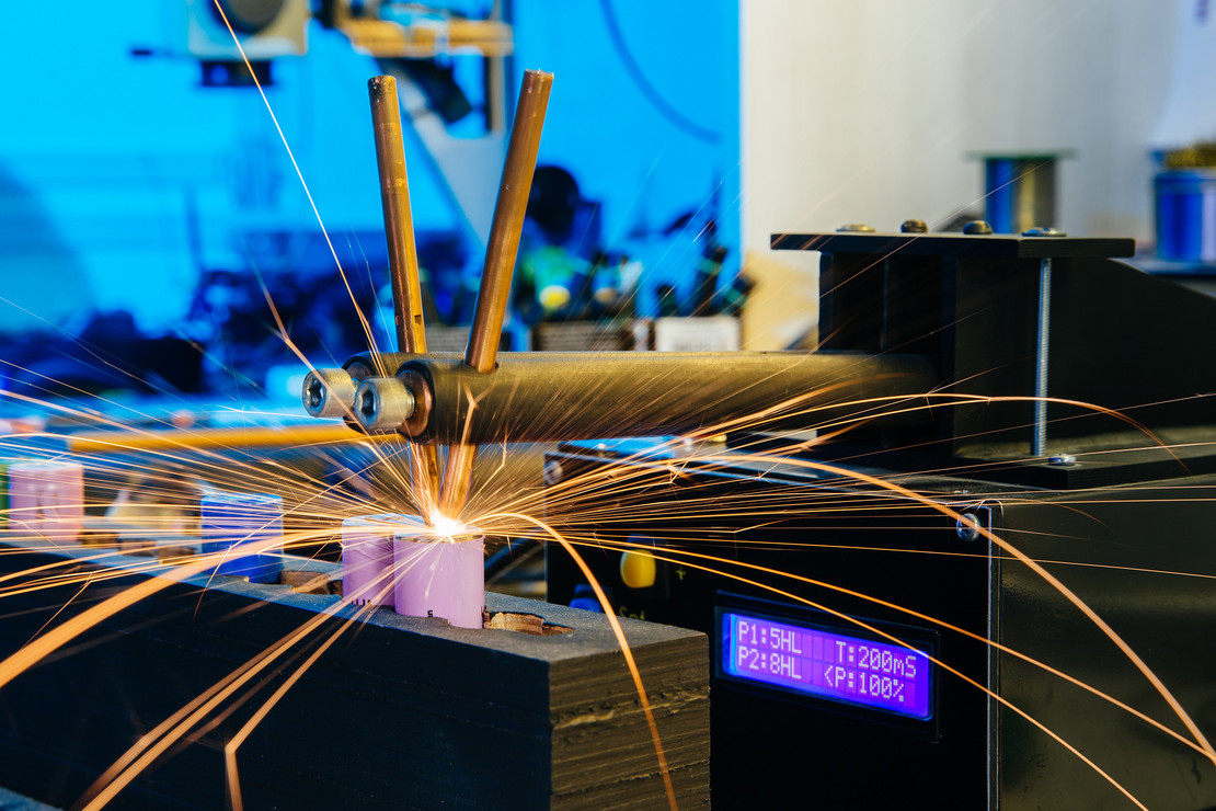 schweißen einer Batteriezelle, Funken sprühen