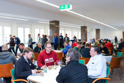 Mittagspause während der 33. Erfahrungsaustausch-Weiterbildung für Schweißaufsichtspersonen. Teilnehmende tauschen sich bei einem gemeinsamen Essen aus.