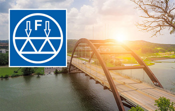 Moderne Bogenbrücke bei Sonnenuntergang über einem Fluss, oben links Logo Bemessung und Konstruktion