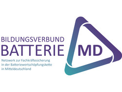 Logo des Bildungsverbunds Batterie MD mit dem dreieckigen Symbol in Blau-Türkis-Verlauf und der Aufschrift „Bildungsverbund Batterie MD“.