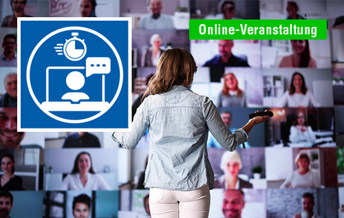 Eine Frau steht mit dem Rücken zur Kamera vor einer großen Videowand mit zahlreichen Gesichtern aus einer Online-Konferenz; oben rechts ist der grüne Hinweis „Online-Veranstaltung“ eingeblendet, links oben ist das Logo vom Kompaktseminar