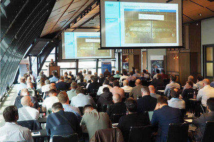 Volles Auditorium mit Fachbesuchenden während einer Konferenz, Blick auf eine Präsentation mit Schweißtechnikthemen.