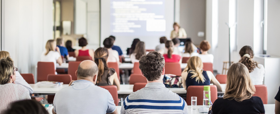moderner, heller Schulungsraum, in dem gerade eine Weiterbildung statt findet
