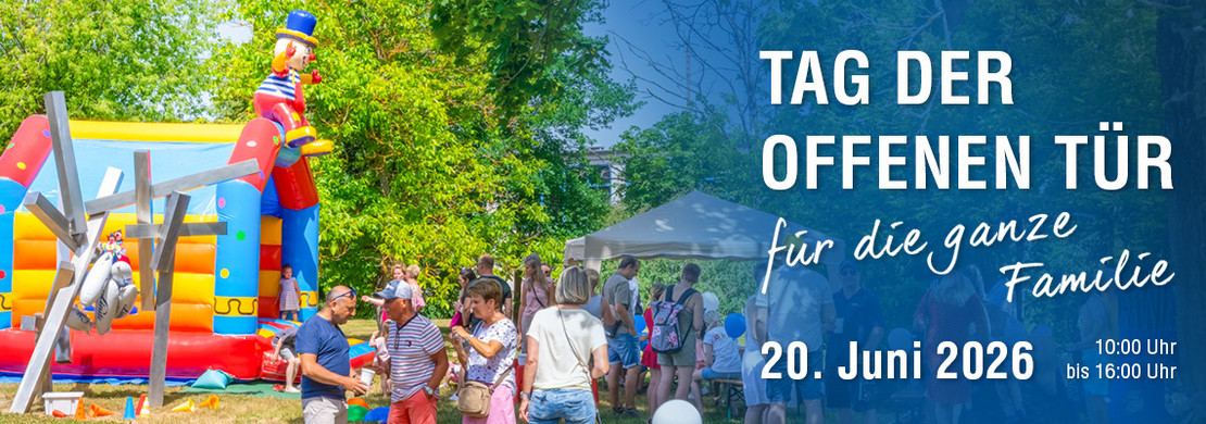 Menschen schlendern bei Sonnenschein mit Luftballons zwischen weißen Pavillons auf einem Sommerfest; links im Bild informiert ein blauer Banner über den „Tag der offenen Tür für die ganze Familie“ am 15. Juni 2024 von 10:00 bis 16:00 Uhr.