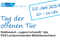 Auf der linken Seite sieht man den SLV Turm und Luftballons, danebenBanner mit dunkelblauem Hintergrund, geschwungenen Wellenlinien in Weiß und Blau, zentral der Schriftzug „SLV Halle GmbH“ in Weiß