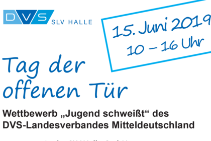 Auf der linken Seite sieht man den SLV Turm und Luftballons, danebenBanner mit dunkelblauem Hintergrund, geschwungenen Wellenlinien in Weiß und Blau, zentral der Schriftzug „SLV Halle GmbH“ in Weiß