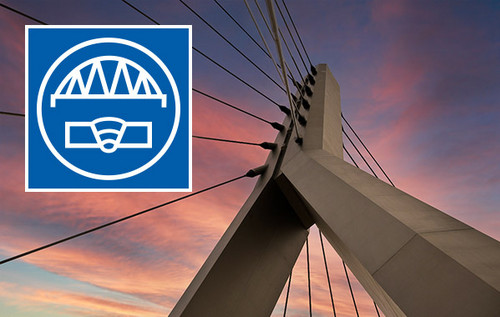 Stimmungsvolle Aufnahme einer Schrägseilbrücke bei Sonnenuntergang; im Vordergrund ragt ein Brückenpylon in den Himmel. Links oben befindet sich das Logo Erfahrungsaustausch SAP nach DIN EN 1090
