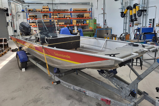 Ein Rettungsboot der DLRG, auf einem Anhänger in einer Werkstatt