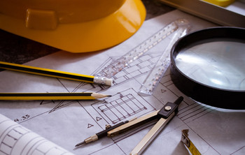 Darstellung einer technischen Illustration zu Kerbfallangaben mit eingezeichneten Belastungspunkten und Symbolen, ohne Personen.