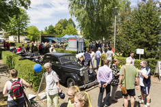 Zahlreiche Menschen besuchen bei sonnigem Wetter eine Freiluftveranstaltung mit Oldtimer-Ausstellung, Informationsständen und Mitmachaktionen auf einem begrünten Institutsgelände.