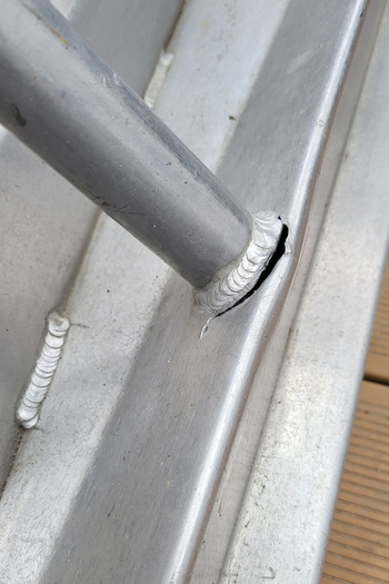 Detailansicht einer gerissenen Schweißnaht an einer Aluminiumkonstruktion