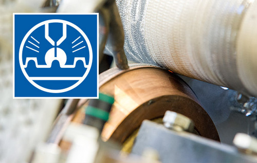 Detailaufnahme eines industriellen Schweißprozesses mit Kupferrolle und dem Logo für die Fachtagung Auftragschweißen