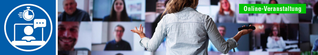 Eine Frau steht mit dem Rücken zur Kamera vor einer großen Videowand mit zahlreichen Gesichtern aus einer Online-Konferenz; oben rechts ist der grüne Hinweis „Online-Veranstaltung“ eingeblendet, links oben Logo Kompaktseminar