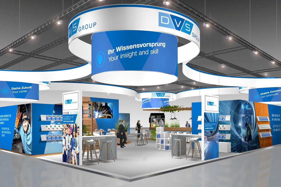 Messestand der DVS Group mit modernem, offenem Design: Zentrale Deckeninstallation mit der Aufschrift „Ihr Wissensvorsprung – Your insight and skill“, zahlreiche Sitz- und Beratungsbereiche, Infowände zu Weiterbildung, Community, Karriere und digitalen Lösungen.