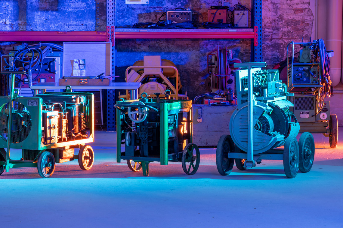 Historische Schweißgeräte im farbig ausgeleuchteten Bereich des DVS-Schaudepots