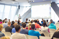 Moderner Hörsaal, lichtdurchflutet
