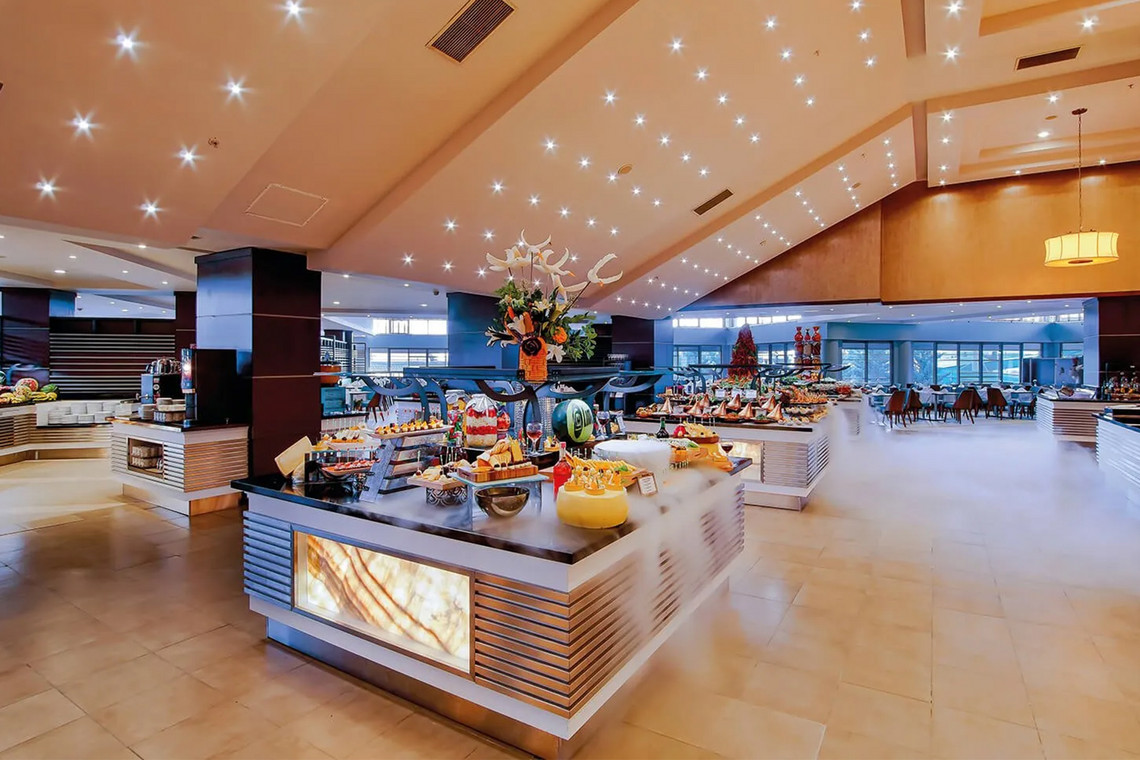 Modernes Restaurant mit reichhaltigem Buffet und dekorativer Beleuchtung