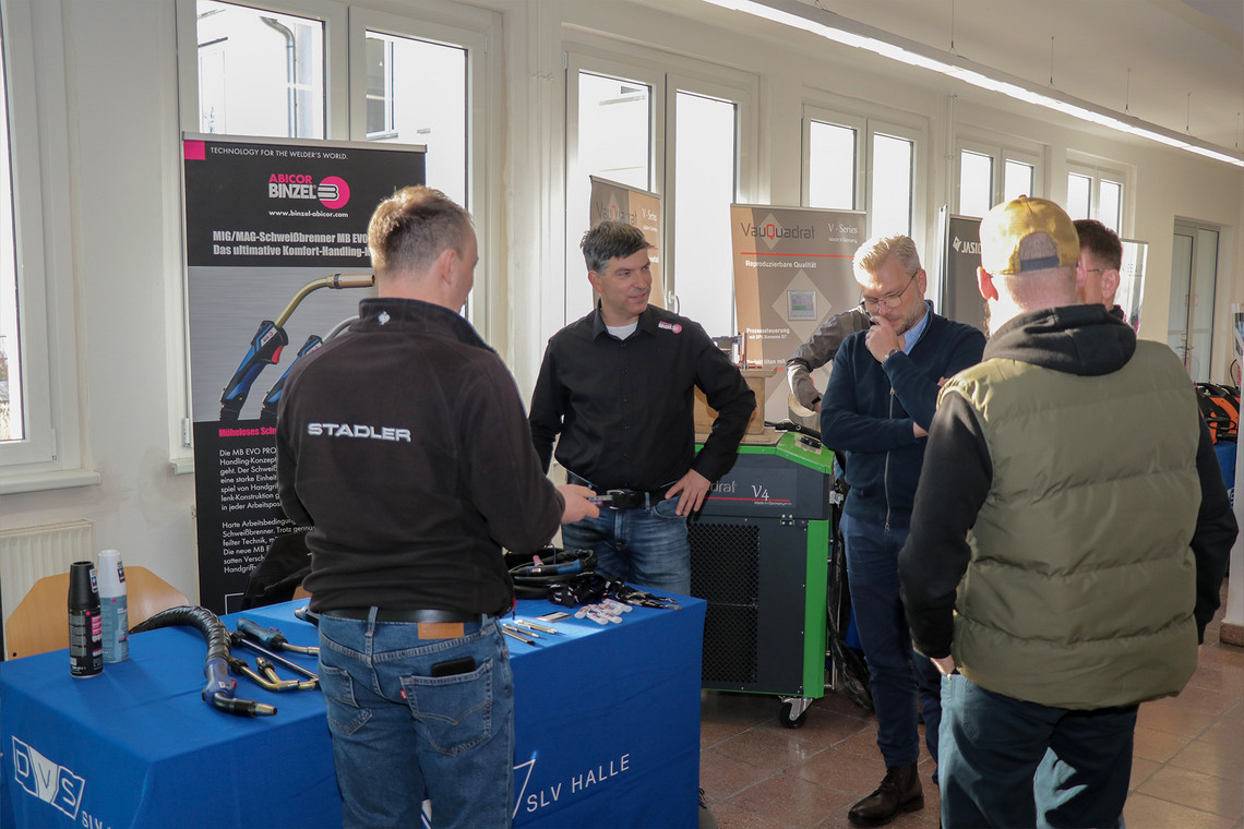 Ausstellungsstand mit Demonstration von Schweißtechnik-Produkten