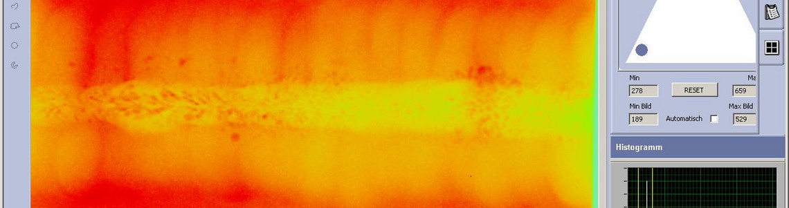 Bildschirmfoto einer digitalen Auswertung in einem Prüfprogramm, zentral ist ein farbkodiertes Thermogramm einer Schweißnaht mit auffälligem Porenbereich dargestellt, rechts befinden sich Analysewerkzeuge und Histogramm.