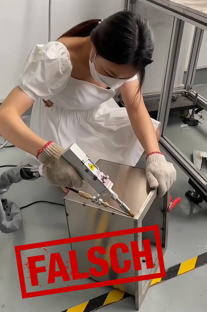 Eine Frau in einem weißen Kleid mit kurzen Ärmeln sitzt auf dem Boden einer Schweißerkabine und bearbeitet ein Metallbauteil mit einem handgeführtem Laserschweißgerät. Der rote Schriftzug „FALSCH“ befindet sich im Vordergrund, die Person trägt keine erkennbaren Schutzmaßnahmen für Augen, Gesicht, Kopf oder Arme.