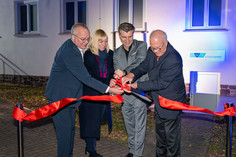 Ein Ausstellungsraum mit beleuchteten Vitrinen, historischen Messgeräten, Diagrammen und Schautafeln zeigt die technische Entwicklung der Schweiß- und Werkstoffprüfung.