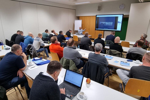 Teilnehmer eines Fachseminars der SLV Halle GmbH sitzen in einem Schulungsraum an Tischen und folgen aufmerksam einem Vortrag in der Betriebsstätte Dresden.
