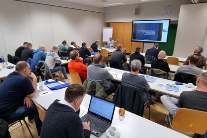 Teilnehmer eines Fachseminars der SLV Halle GmbH sitzen in einem Schulungsraum an Tischen und folgen aufmerksam einem Vortrag in der Betriebsstätte Dresden.