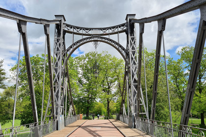 Altstahlbrücke: Blickwinkel von der Mitte der Brücke, dahinter viele grüne Bäume