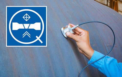 Eine Hand mit blauem Ärmel hält einen Sensor an die gewölbte Oberfläche eines großen Metallbehälters, zur Durchführung einer zerstörungsfreien Werkstoffprüfung. Links oben Logo Tagung Werkstoff- und Bauteilprüfung