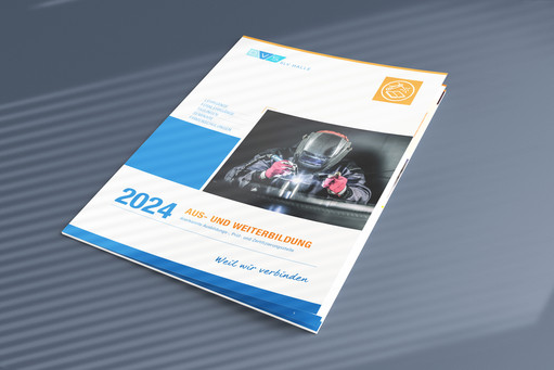 Symbolbild Heft mit Aufdruck 2024 Aus- und Weiterbildung. weil wir verbinden