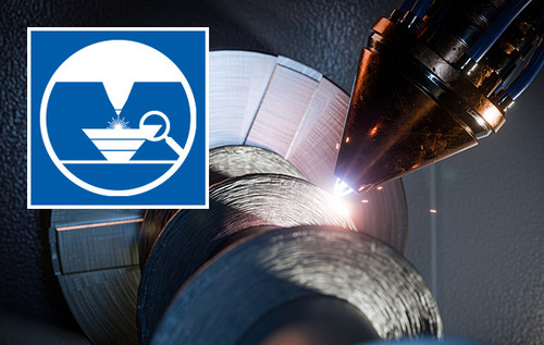 Laserbasierter Schweißprozess an einer metallischen Oberfläche mit dem Logo der Fachtagung Additive Fertigung