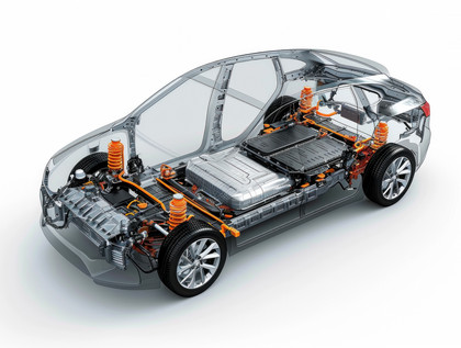 Transparente Seitenansicht eines Elektroautos mit sichtbarer Batterieeinheit, orangefarbenen Hochvoltleitungen und Komponenten des Fahrwerks sowie des Antriebssystems.