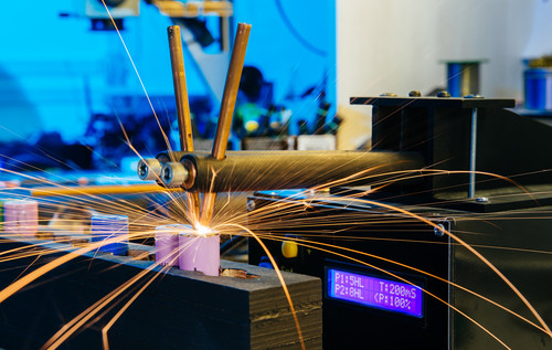 schweißen einer Batteriezelle, Funken sprühen