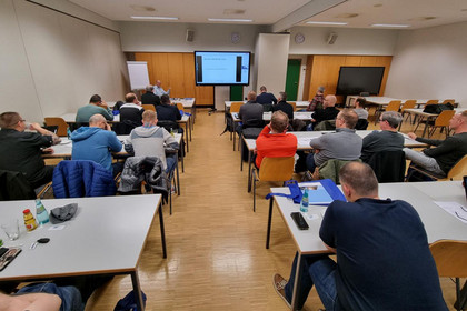 Teilnehmer eines Fachseminars der SLV Halle GmbH sitzen in einem Schulungsraum und sind vertieft in Gruppenarbeit und Diskussionen.