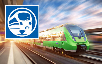 Ein grüner Regionalzug fährt mit hoher Geschwindigkeit durch einen Bahnhof, umgeben von moderner Architektur und Lichtspuren. Links oben Logo Erfahrungsaustausch und Weiterbildung für Schweißaufsichtspersonen im Schienenfahrzeugbau