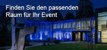 Beleuchtetes Gebäude mit Veranstaltungsräumen bei Nacht auf einem Campusgelände, im Vordergrund eine Skulptur, darüber der Text Finden Sie den passenden Raum für Ihr Event