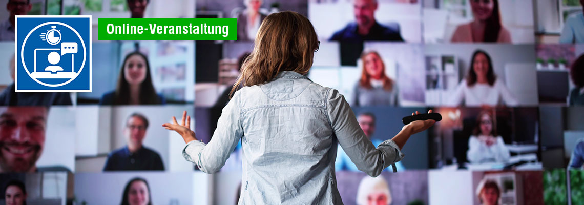 Person steht mit dem Rücken zur Kamera vor einer großen Bildschirmwand mit vielen Videokonferenzkacheln und spricht gestikulierend zu den zugeschalteten Teilnehmenden, links oben ist ein Icon mit dem Hinweis Online-Veranstaltung eingeblendet.