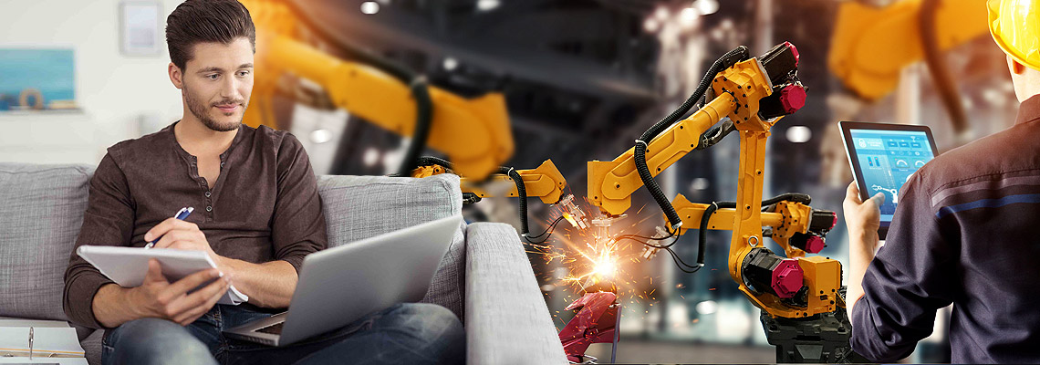 Mann sitzt auf einem Sofa mit Laptop und Tablet und arbeitet konzentriert, daneben (wie in Gedanken des Mannes zu sehen)sind gelbe Industrieroboter beim automatisierten Schweißen zu sehen, rechts bedient eine weitere Person ein Tablet zur Steuerung.