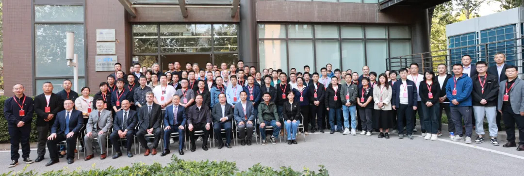 Großes Gruppenbild vor modernem Gebäude in China