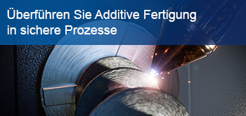 Ein Laserbearbeitungskopf bearbeitet die Oberfläche eines zylindrischen Metallbauteils, wobei ein heller Bearbeitungspunkt sichtbar ist. Oben links steht der Text „Überführen Sie Additive Fertigung in sichere Prozesse“.