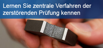 Alt-Text: Hand hält metallische Prüfprobe mit angeschliffener Fläche zur Veranschaulichung zerstörender Werkstoffprüfung und Gefügeanalyse. Darüber ein blaues Lay-Over: "Lernen Sie zentrale Verfahren der zerstörenden Prüfung kennen"