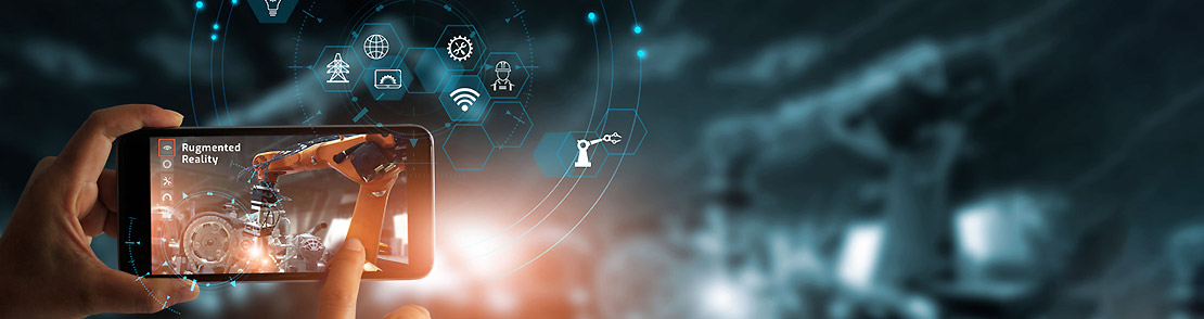 Hände halten ein Smartphone, auf dem ein Industrieroboter per Augmented Reality angezeigt wird, darüber liegen digitale Symbole zu Automatisierung und Vernetzung, im Hintergrund unscharfe Produktionsumgebung.