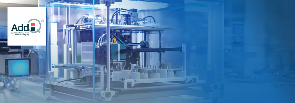 Eine technische Anlage mit Metallgestell, Leitungen und mehreren Bauteilen steht in einer blau dargestellten Werkhalle. Links im Bild ist eine helle Fläche mit einer nicht lesbaren Beschriftung zu sehen.