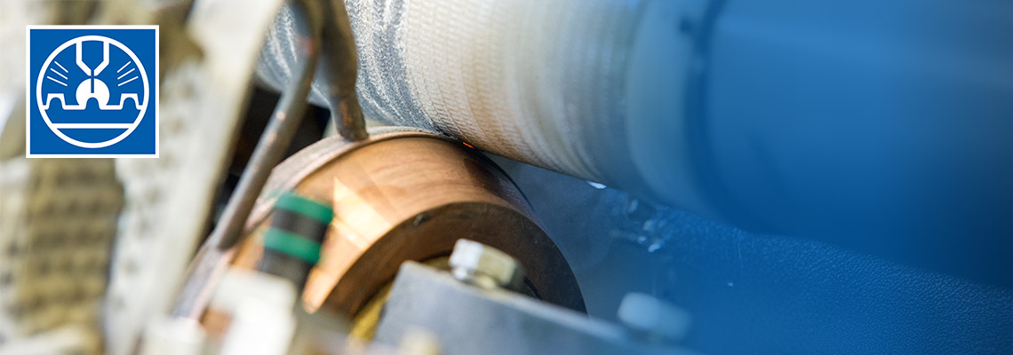 Ein Mann im Anzug spricht vor einem Publikum bei einer Fachveranstaltung; links im Bild befinden sich Titel und Logos der Veranstaltung Tagung Verschleiß- und Korrosionsschutz von Bauteilen durch Auftragschweißen