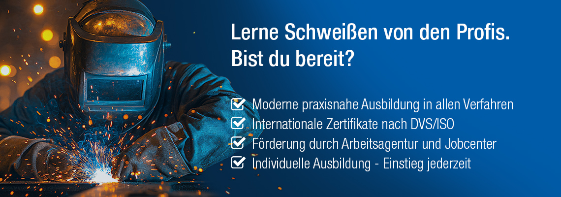Schweißer mit Schutzhelm und Schutzhandschuhen arbeitet an einem Werkstück, umgeben von Funkenflug. Rechts im Bild blauer Hintergrund mit weißem Text: „Lerne Schweißen von den Profis. Bist du bereit?“ und vier Punkten zu Ausbildung, Zertifikaten, Förderung und individuellem Einstieg.
