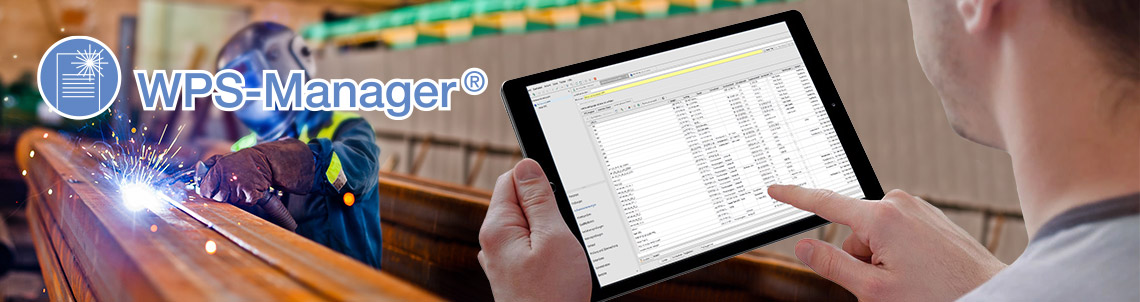 Person hält ein Tablet mit geöffneter WPS-Manager Oberfläche in den Händen und bedient die Anzeige, links schweißt eine weitere Person an einem langen Metallprofil, heller Funkenflug ist sichtbar, oben links steht der Schriftzug WPS-Manager.